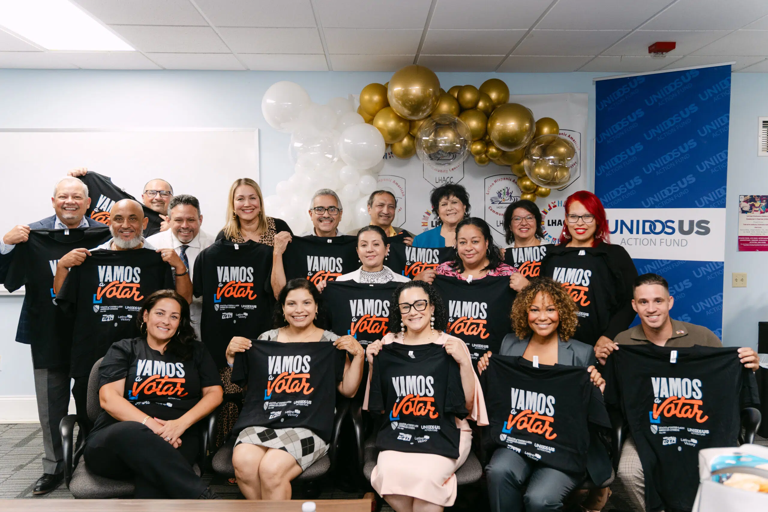 Group Photo of UnidosUs members and event atendees.